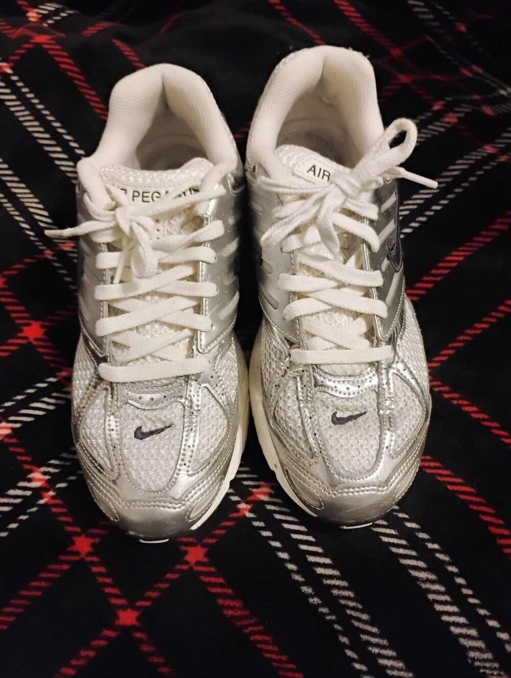 Women's Like New Silver And White Nike Air Pegasus 2005 Size 9